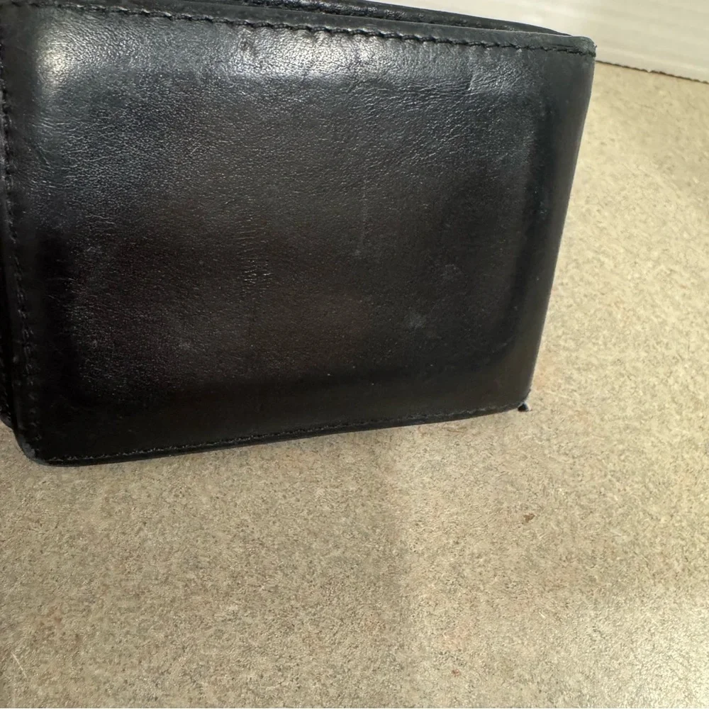 Tumi Delta Slim Single Leather Wallet With Contrast Red Stitching And Money Clip